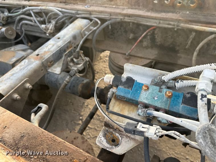 image for item DT6431 1999 Sterling L9500 truck cab and chassis