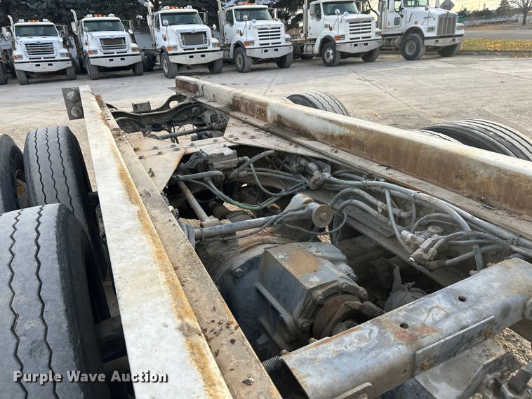 image for item DT6431 1999 Sterling L9500 truck cab and chassis