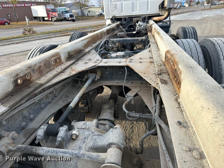 image for item DT6431 1999 Sterling L9500 truck cab and chassis