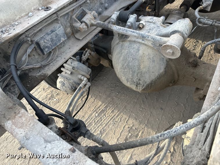 image for item DT6431 1999 Sterling L9500 truck cab and chassis