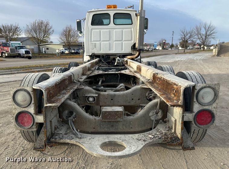 image for item DT6431 1999 Sterling L9500 truck cab and chassis