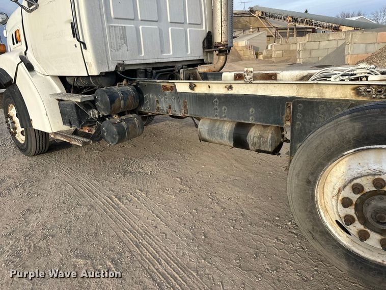 image for item DT6431 1999 Sterling L9500 truck cab and chassis