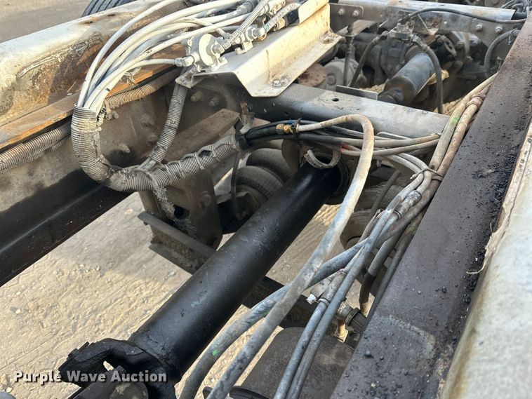 image for item DT6431 1999 Sterling L9500 truck cab and chassis