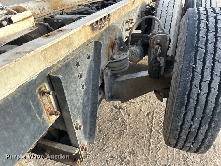 image for item DT6431 1999 Sterling L9500 truck cab and chassis