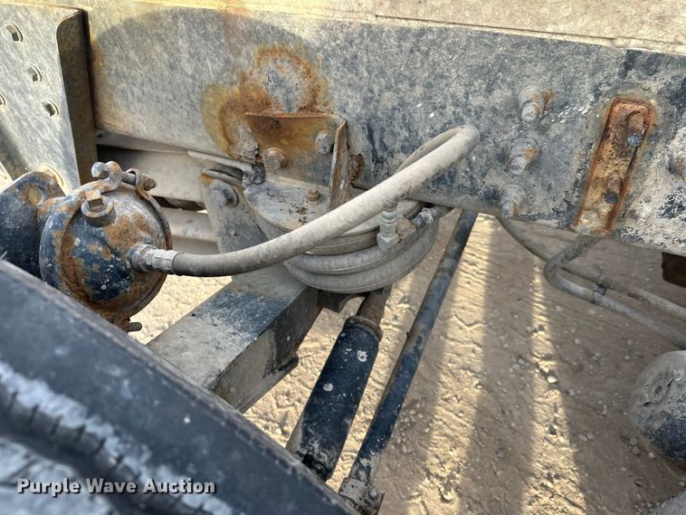 image for item DT6431 1999 Sterling L9500 truck cab and chassis