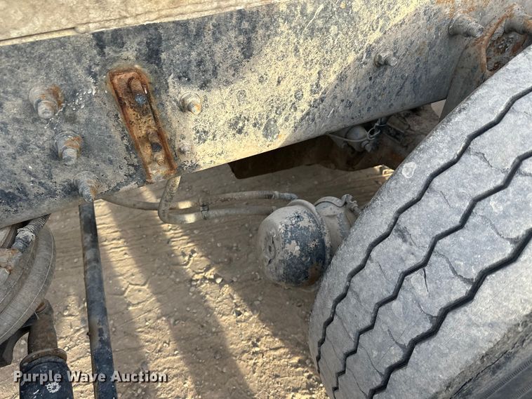 image for item DT6431 1999 Sterling L9500 truck cab and chassis