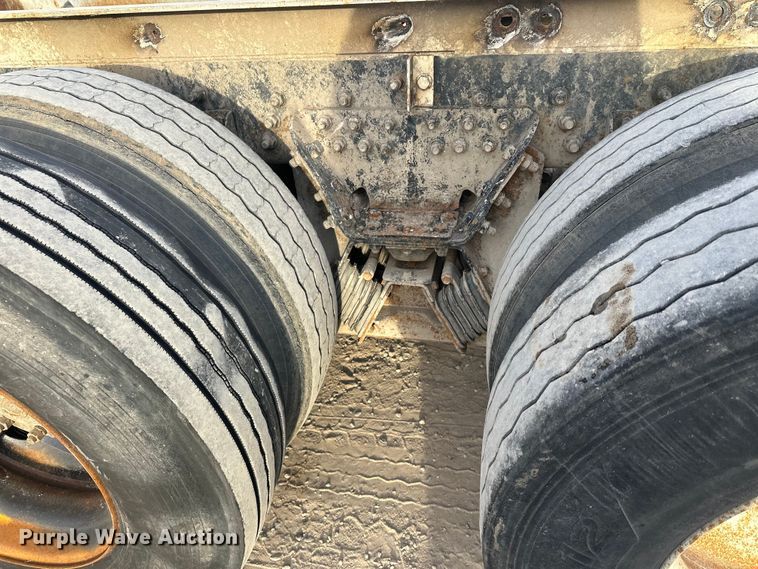 image for item DT6431 1999 Sterling L9500 truck cab and chassis