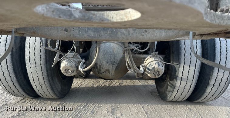 image for item DT6431 1999 Sterling L9500 truck cab and chassis