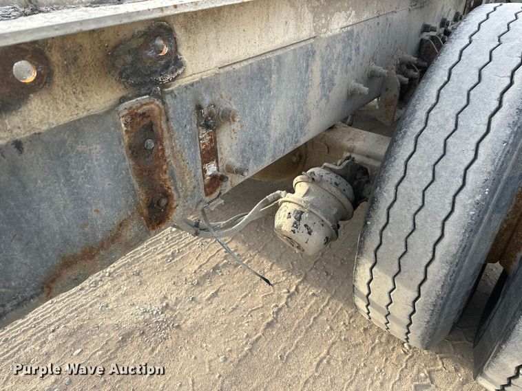 image for item DT6431 1999 Sterling L9500 truck cab and chassis