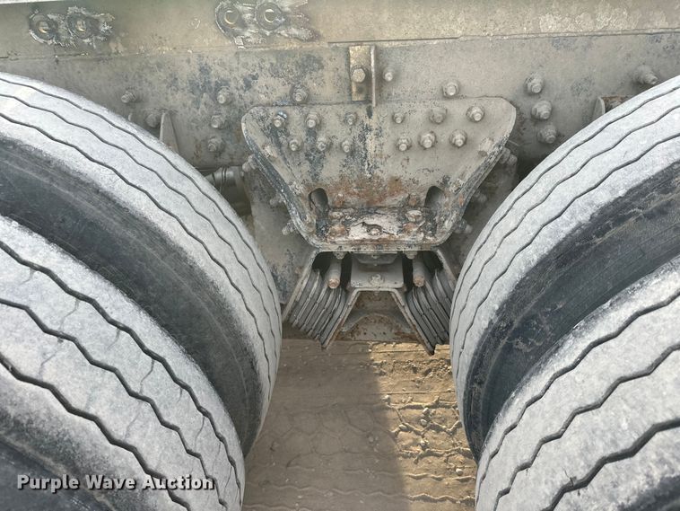 image for item DT6431 1999 Sterling L9500 truck cab and chassis