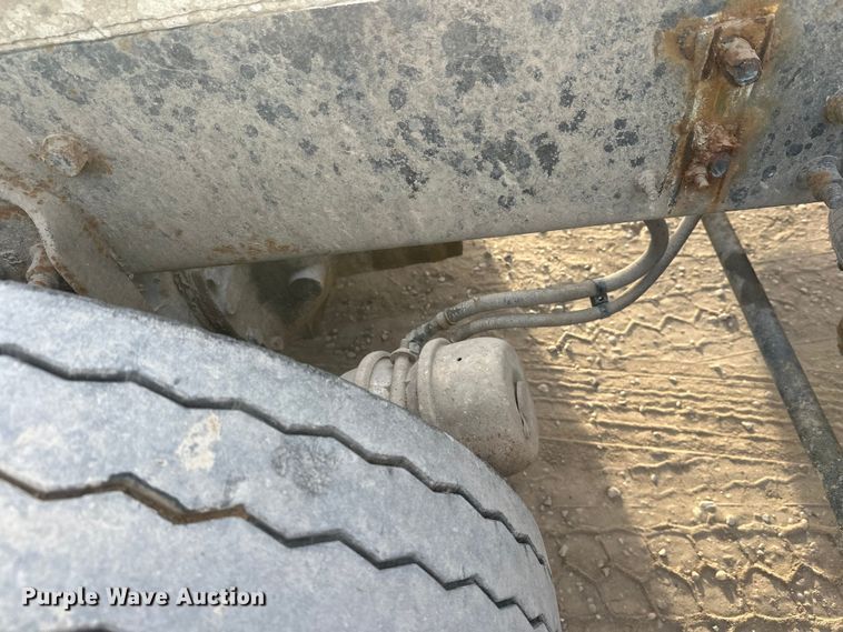 image for item DT6431 1999 Sterling L9500 truck cab and chassis