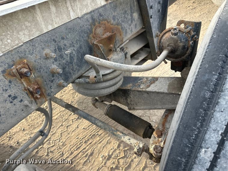 image for item DT6431 1999 Sterling L9500 truck cab and chassis