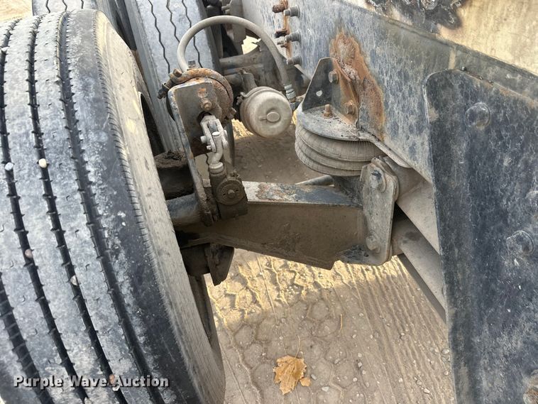 image for item DT6431 1999 Sterling L9500 truck cab and chassis