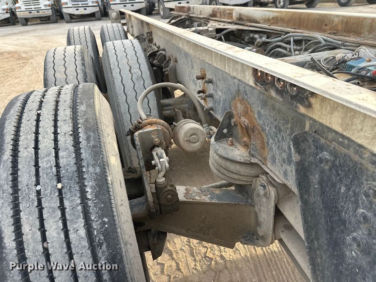 image for item DT6431 1999 Sterling L9500 truck cab and chassis