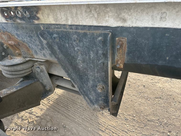 image for item DT6431 1999 Sterling L9500 truck cab and chassis