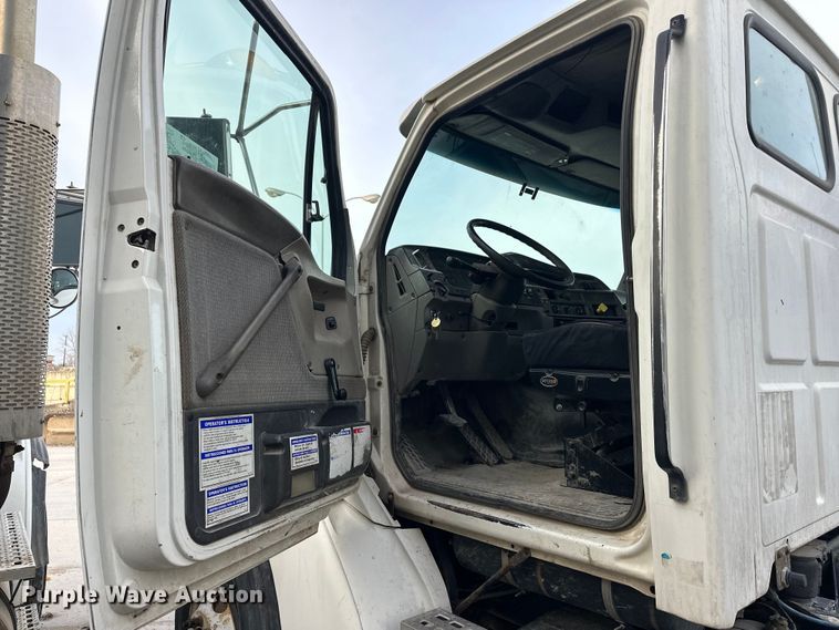 image for item DT6431 1999 Sterling L9500 truck cab and chassis