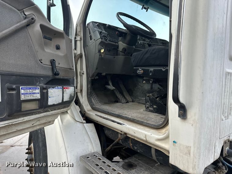 image for item DT6431 1999 Sterling L9500 truck cab and chassis