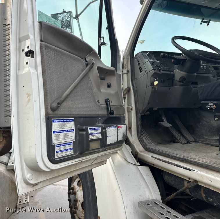 image for item DT6431 1999 Sterling L9500 truck cab and chassis