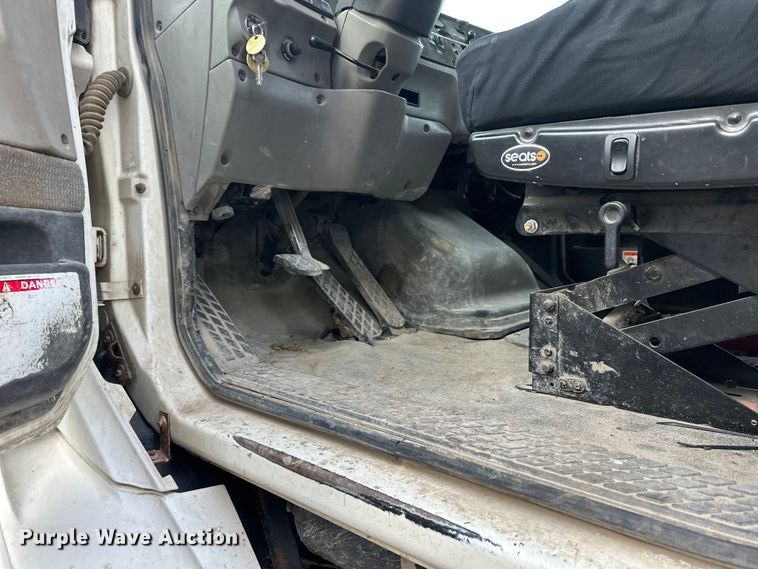 image for item DT6431 1999 Sterling L9500 truck cab and chassis