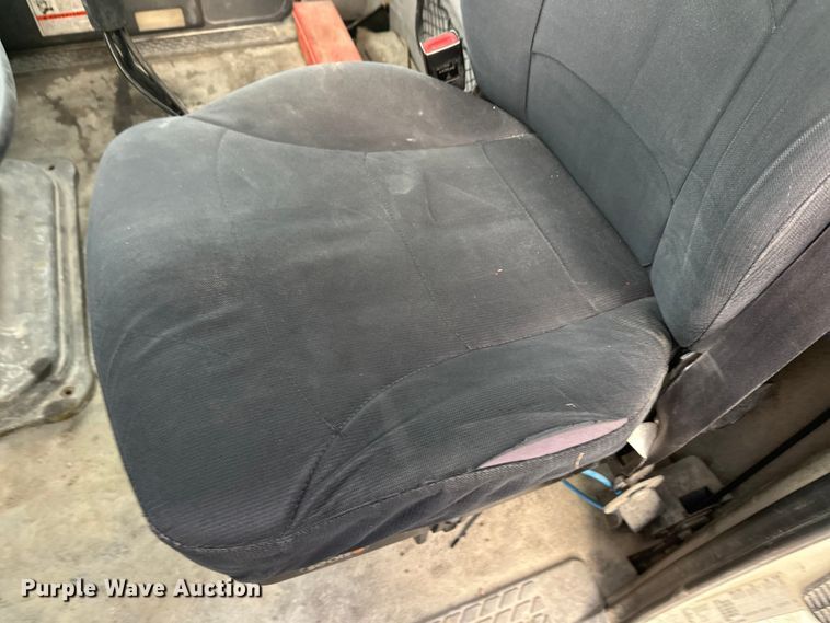 image for item DT6431 1999 Sterling L9500 truck cab and chassis