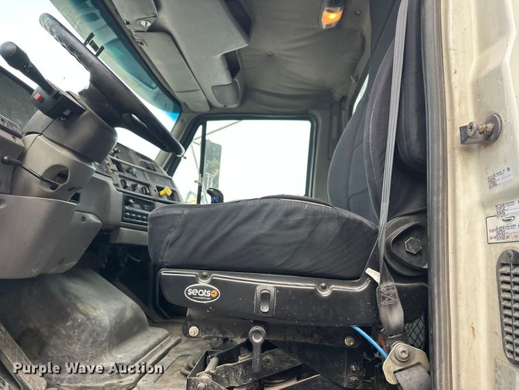 image for item DT6431 1999 Sterling L9500 truck cab and chassis