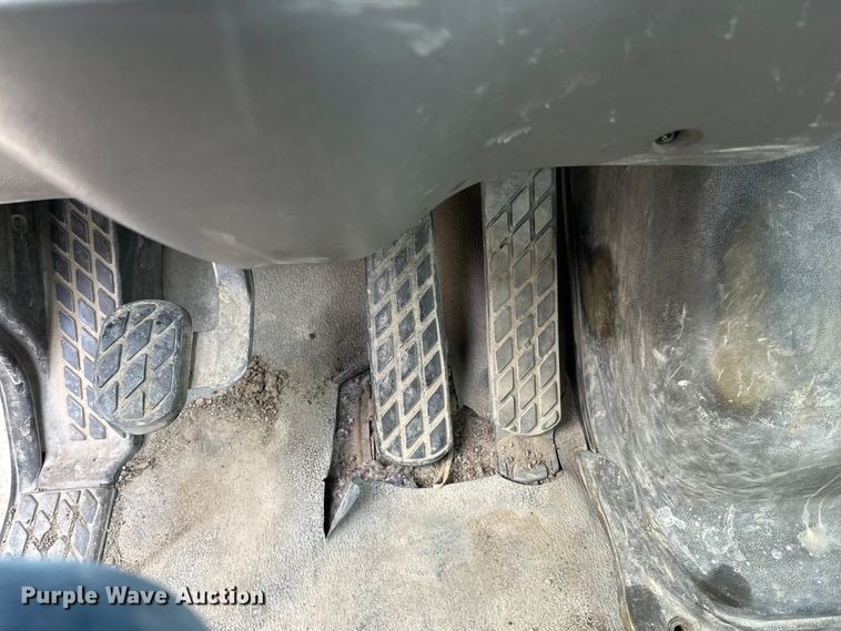 image for item DT6431 1999 Sterling L9500 truck cab and chassis