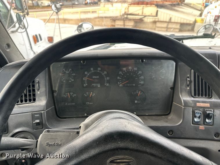 image for item DT6431 1999 Sterling L9500 truck cab and chassis