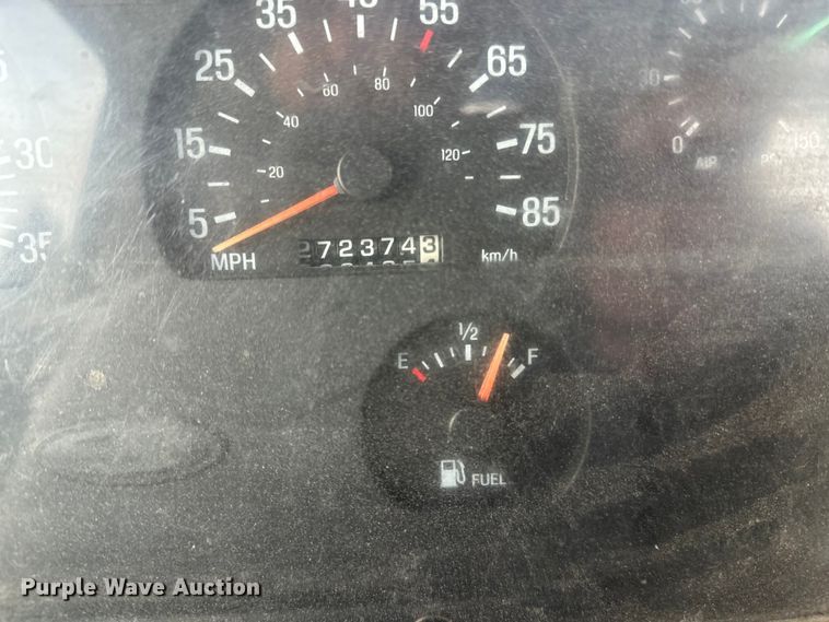 image for item DT6431 1999 Sterling L9500 truck cab and chassis