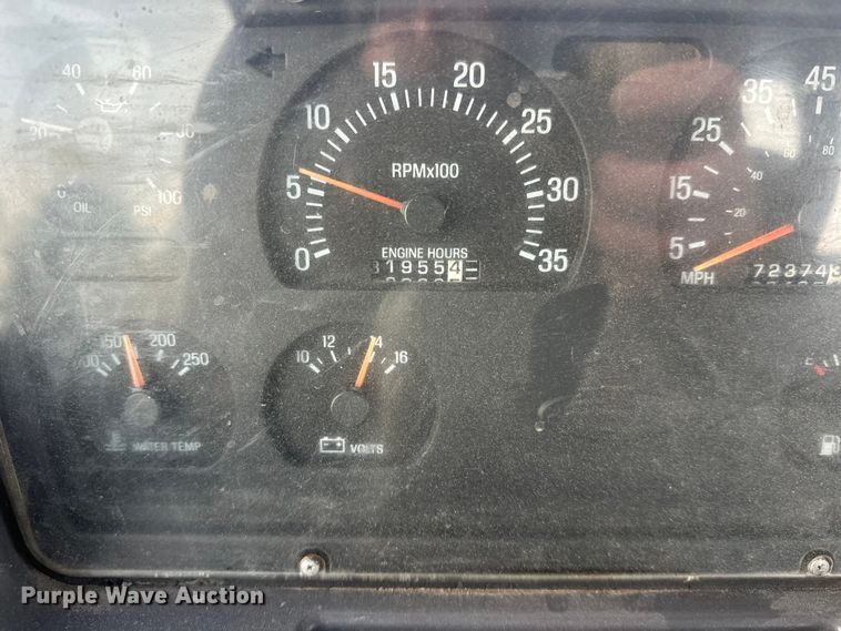 image for item DT6431 1999 Sterling L9500 truck cab and chassis