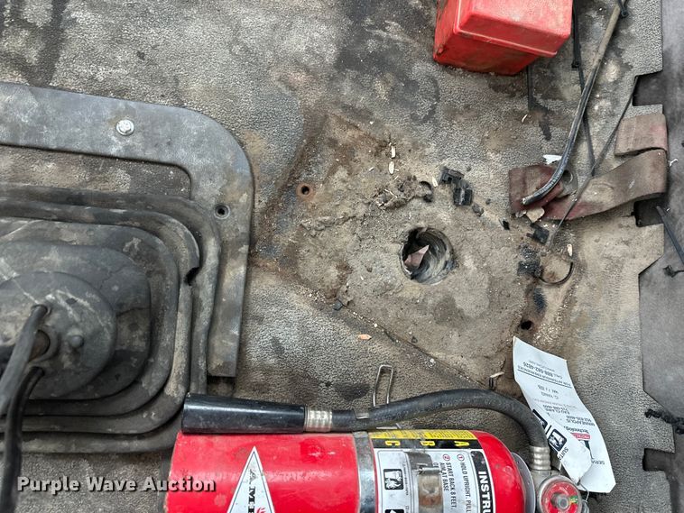 image for item DT6431 1999 Sterling L9500 truck cab and chassis