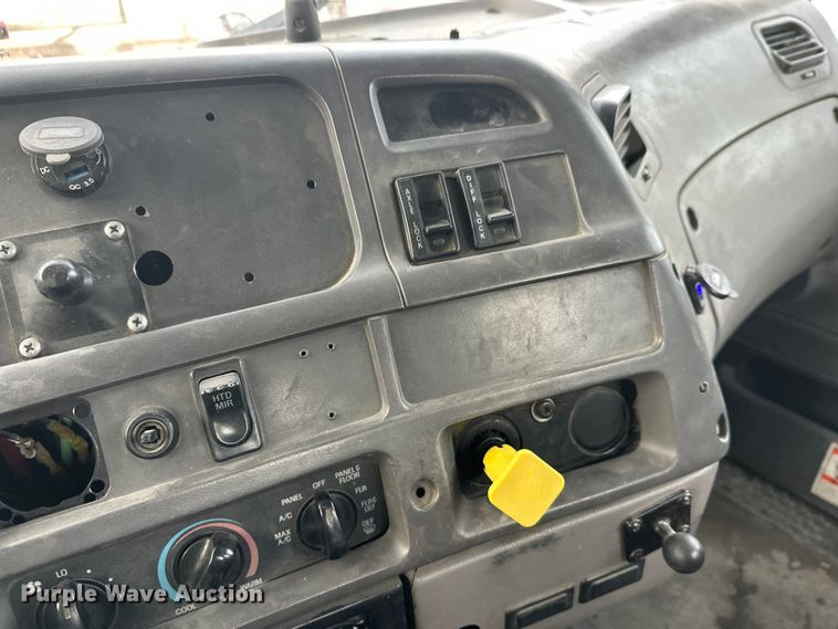 image for item DT6431 1999 Sterling L9500 truck cab and chassis