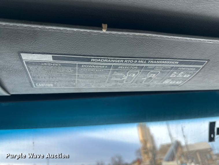 image for item DT6431 1999 Sterling L9500 truck cab and chassis