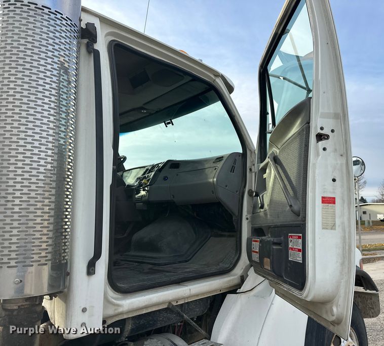 image for item DT6431 1999 Sterling L9500 truck cab and chassis