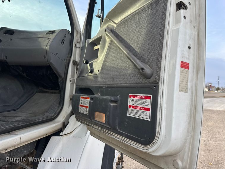 image for item DT6431 1999 Sterling L9500 truck cab and chassis