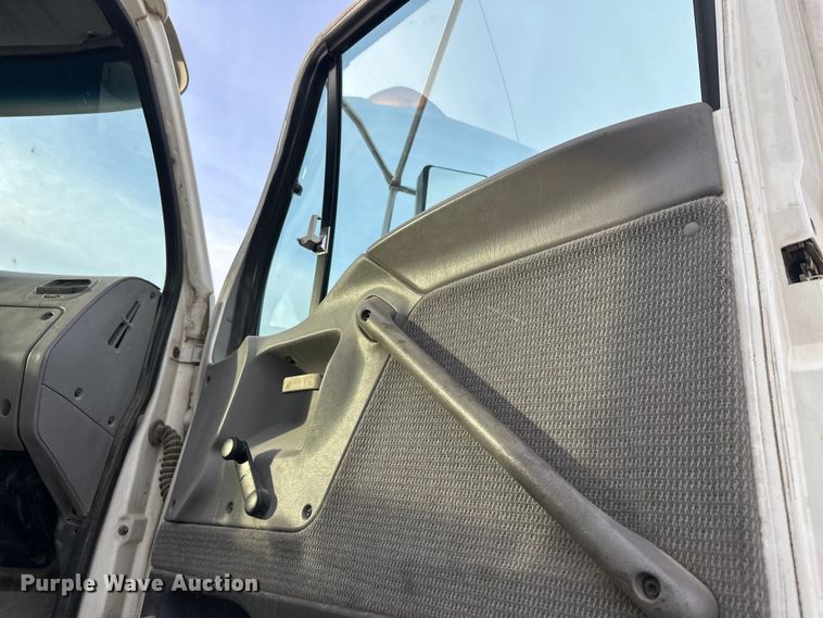 image for item DT6431 1999 Sterling L9500 truck cab and chassis