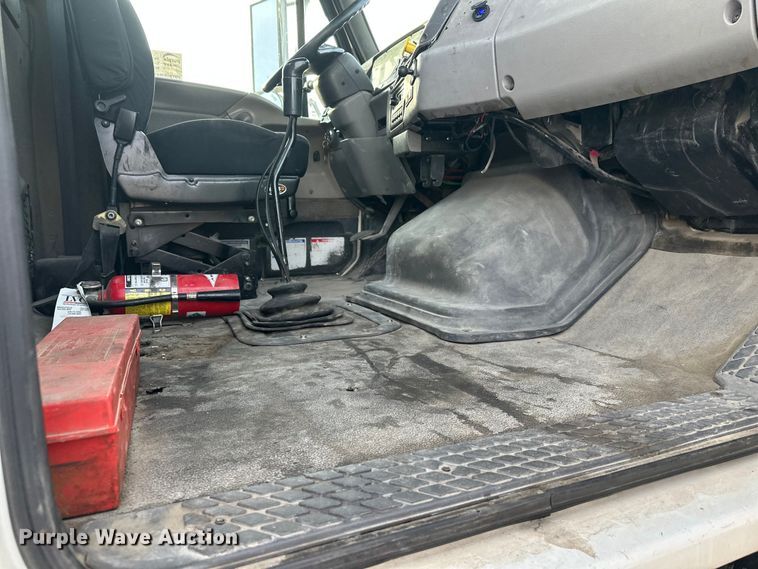 image for item DT6431 1999 Sterling L9500 truck cab and chassis