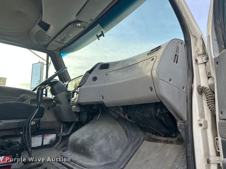 image for item DT6431 1999 Sterling L9500 truck cab and chassis