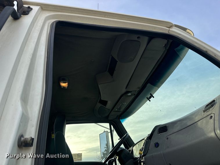 image for item DT6431 1999 Sterling L9500 truck cab and chassis