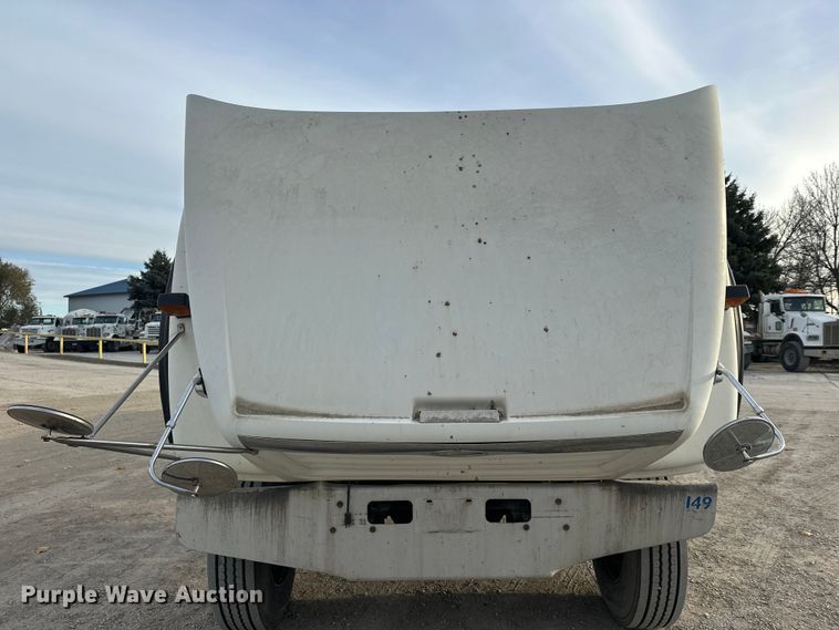 image for item DT6431 1999 Sterling L9500 truck cab and chassis