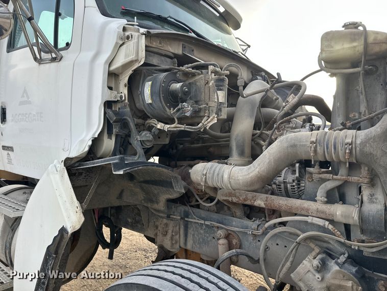 image for item DT6431 1999 Sterling L9500 truck cab and chassis