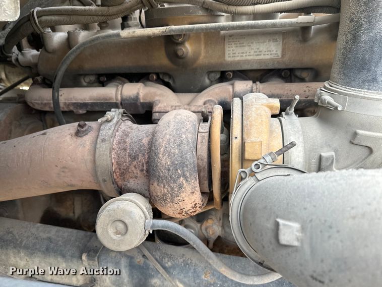 image for item DT6431 1999 Sterling L9500 truck cab and chassis