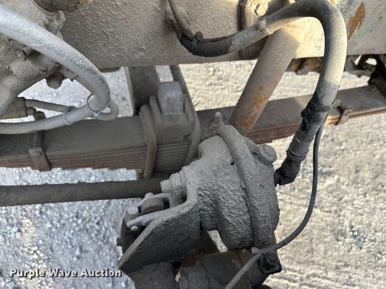 image for item DT6431 1999 Sterling L9500 truck cab and chassis