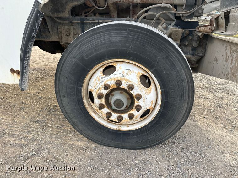 image for item DT6431 1999 Sterling L9500 truck cab and chassis