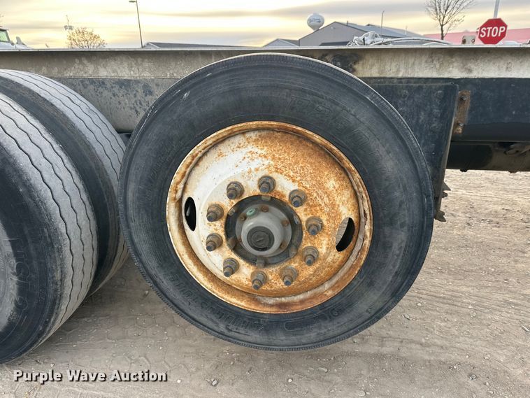 image for item DT6431 1999 Sterling L9500 truck cab and chassis