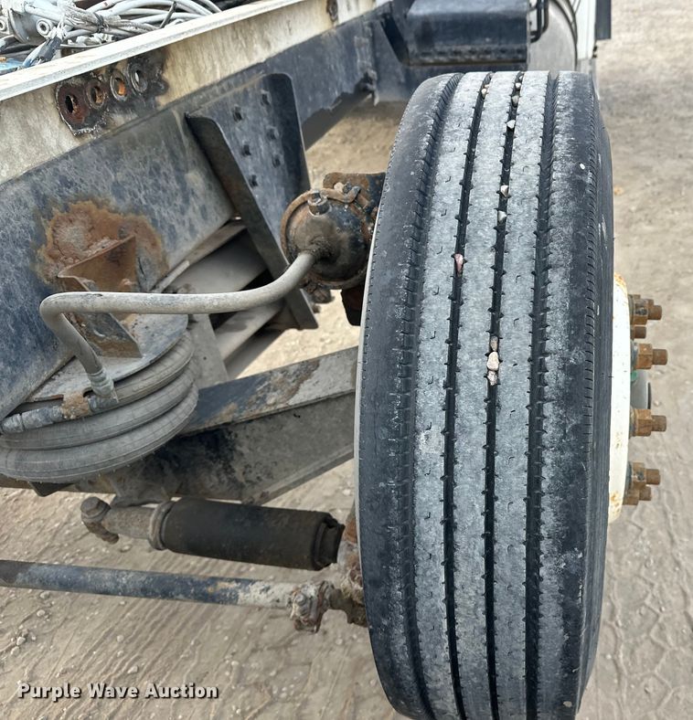 image for item DT6431 1999 Sterling L9500 truck cab and chassis