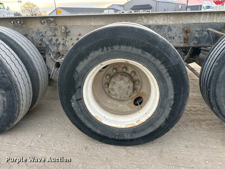 image for item DT6431 1999 Sterling L9500 truck cab and chassis