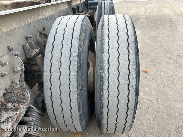 image for item DT6431 1999 Sterling L9500 truck cab and chassis