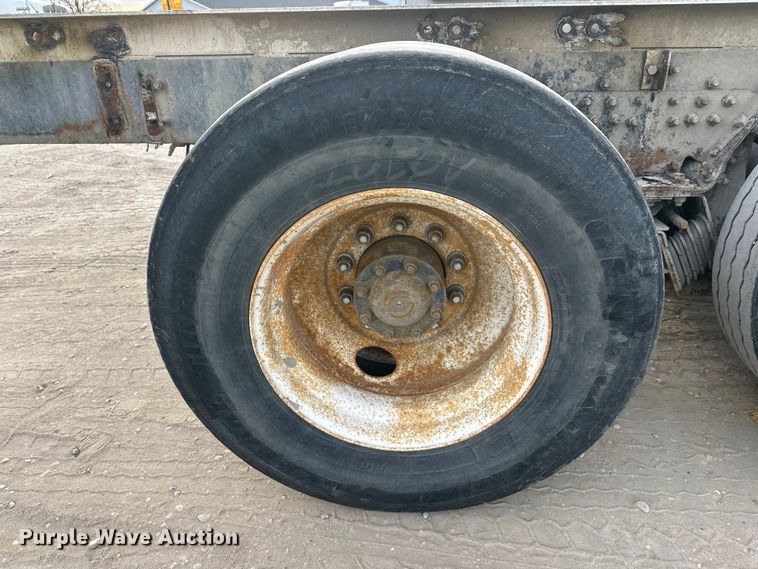 image for item DT6431 1999 Sterling L9500 truck cab and chassis