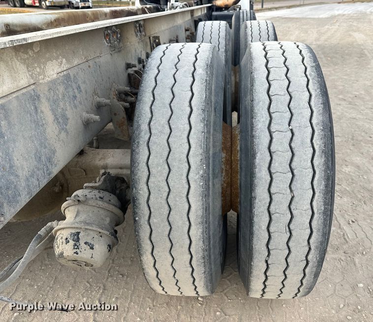 image for item DT6431 1999 Sterling L9500 truck cab and chassis