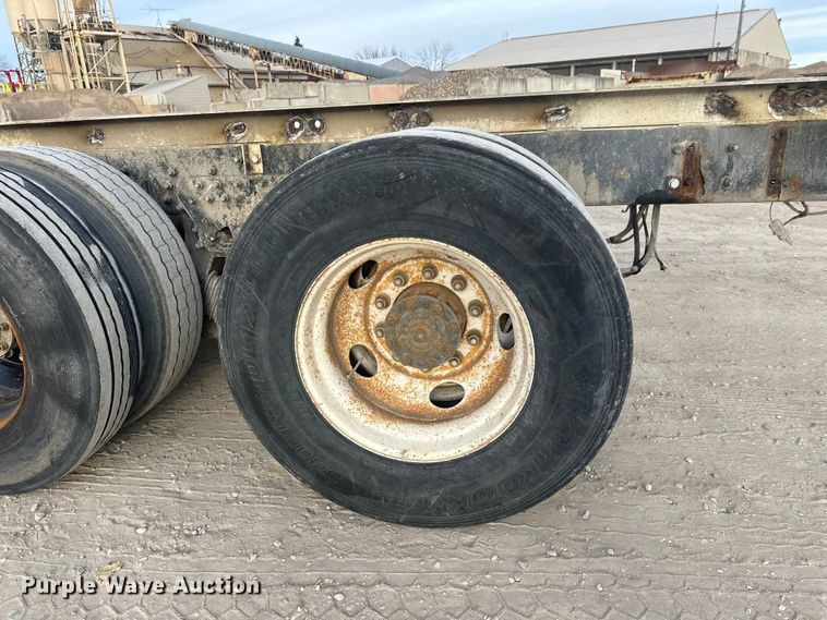 image for item DT6431 1999 Sterling L9500 truck cab and chassis